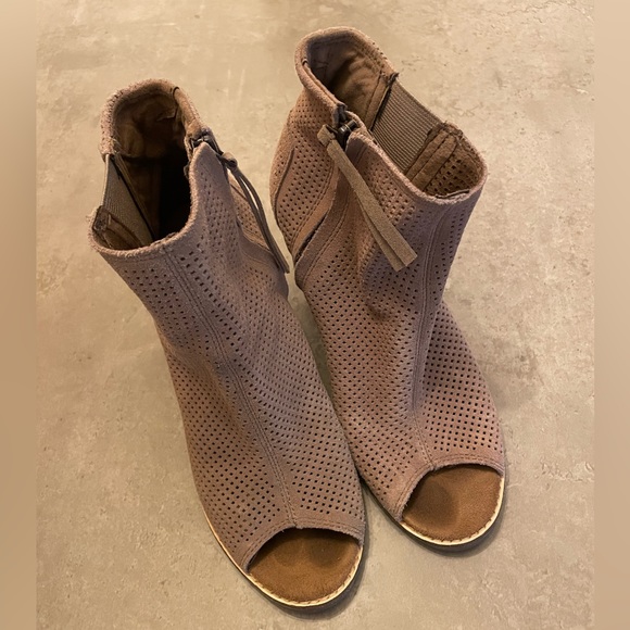 TOMS open toe ankle booties. Great condition and so comfy. Size 7 - Picture 3 of 5